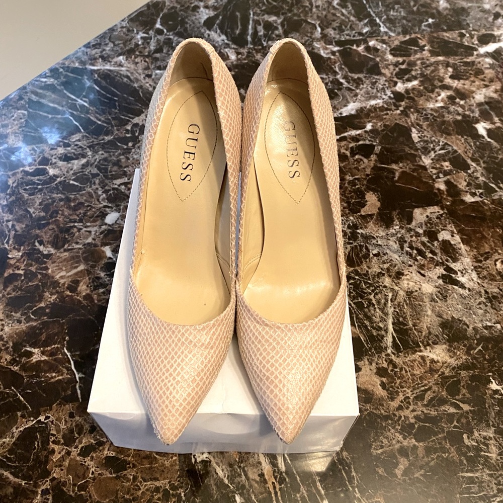 GUESS WOMEN’S POINTED TOE CLASSIC PUMP. - Picture 6 of 13